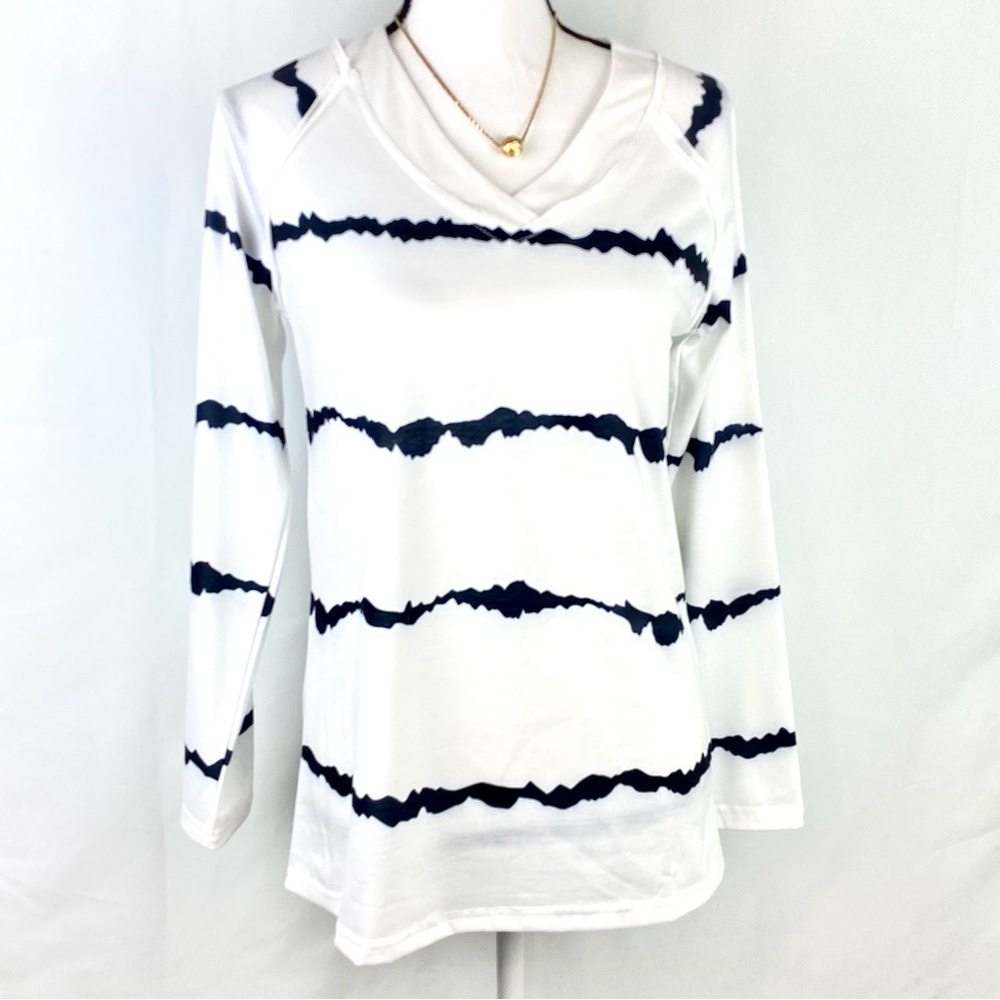 Stellah Long Sleeve V shaped neckline Pullover Top. Size Small